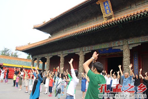 中秋击响儒意  咏诵快闪孔庙————咏诵“快闪活动”在曲阜孔庙精彩上演