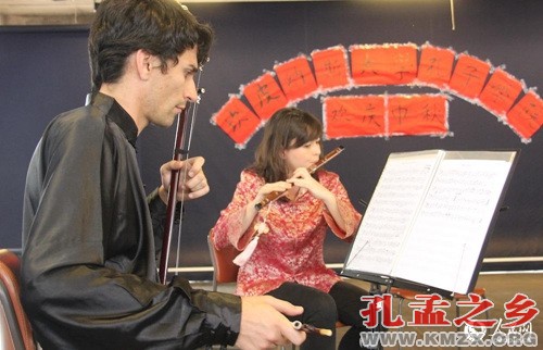 “高山流水”乐队在演奏中国民乐。本报记者侯露露摄