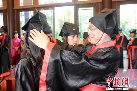 48名外国留学生河北保定穿汉服拜孔子（组图）