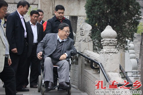 中国残联副主席吕世明莅临孔庙考察无障碍通行工作