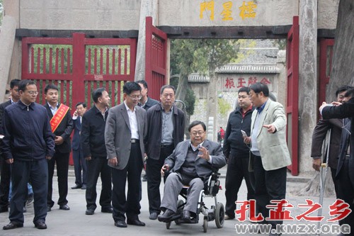 中国残联副主席吕世明莅临孔庙考察无障碍通行工作