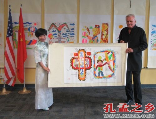 范家飞将儿童所绘制的画字送给好莱坞导演克里比。（美国《侨报》/翁羽