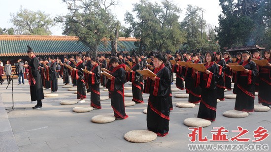 曲阜市第三届“百姓儒学节”青少年十八岁成人礼在孔庙举行