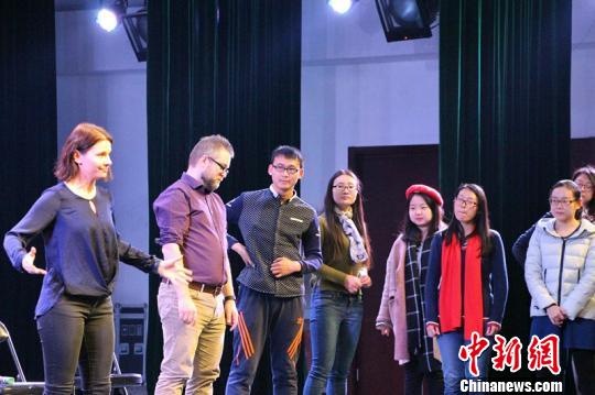 图为,英国莎士比亚环球剧院Olivia Mace示范指导戏剧表演的发声方式 赵晓 摄 图为,英国莎士比亚环球剧院Olivia Mace示范指导戏剧表演的发声方式 赵晓 摄