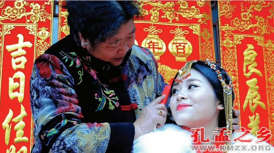 出门前老外婆为颜家琳梳头