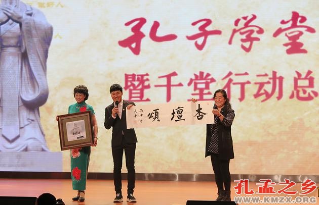皓天在歌曲版权授权仪式上