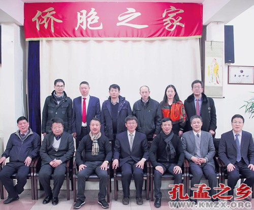 中国侨网座谈会后，代表团与侨领们合影。（法国《欧洲时报》/黄冠杰 摄）