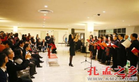 晚会的大合唱精彩表演。（侨报记者管黎明摄）