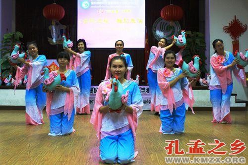 中国侨网泰国本土教师表演舞蹈《金鸡送福》