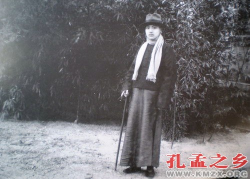 孔子77代嫡孙孔德成在孔府花园