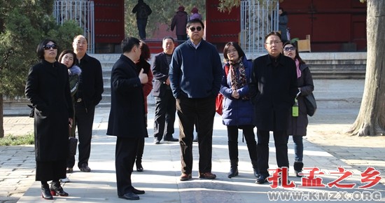 中残联考察组视察三孔景区无障碍工作