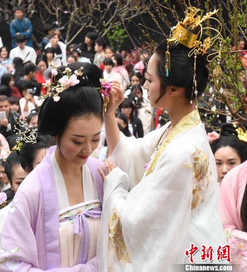 身着汉服的主祭和执事十二花神的少女们共同呈现一场唯美的“簪花礼”。　记者刘可耕 摄