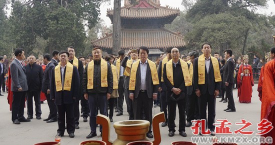 新加坡丰益集团主席郭孔丰一行拜谒孔子