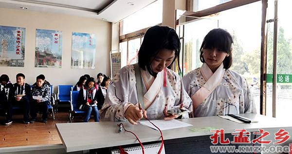 背《论语》免费游三孔