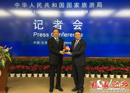 国家旅游局局长李金早向联合国世界旅游组织秘书长瑞法依赠送礼物。人民网记者刘佳摄