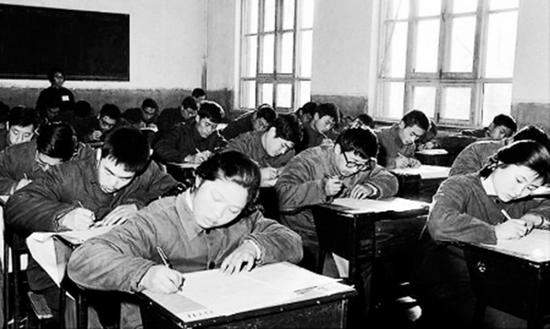 1977年12月，全国570万名考生参加了当年的高考。图为当年在北京参加高等学校入学考试的青年正在认真答卷。长沙晚报 图