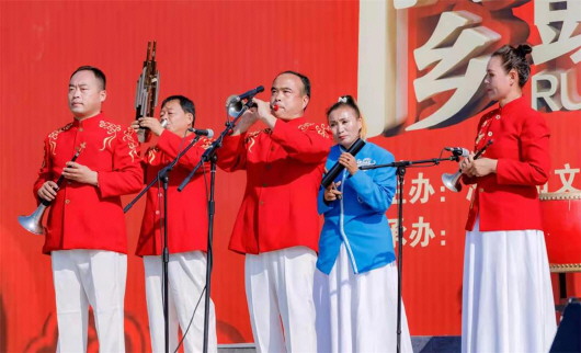 赵善喜和其团队在表演